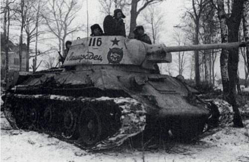 ICM T-34-76 with Soviet Tank Riders 1:35 (35368)