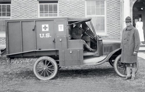 ICM Model T 1917 Ambulance with US Medical Personnel 1:35 (35662)