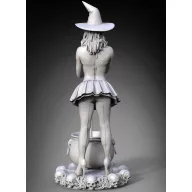 Royal Model Witch Pinup Girl Halloween 1:24 (RM1108)