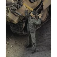 Royal Model German soldier loading ammo 1:35 (RM1120)