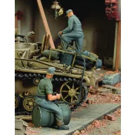   Royal Model German crew refuelling tank-2 fig.-WWII 1:35 (RM154)