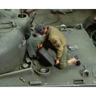  Royal Model U.S. CREW member refuelling tank - WWII 1:35 (RM165)