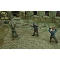   Royal Model German tankers cleaning gun barrel - WWII 1:35 (RM166)