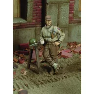 Royal Model U.S. Soldier at break-WWII 1:35 (RM193)