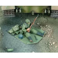   Royal Model German soldier cleans up his rifle-WWII 1:35 (RM534)