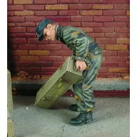   Royal Model King Tiger crewman with Italian Camouflage 1:35 (RM543)