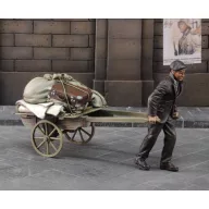 Royal Model Evacuee pulling cart 1:35 (RM628)