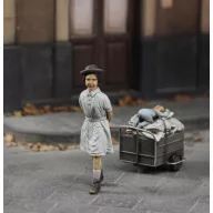 Royal Model Girl with her stuff 1:35 (RM754)