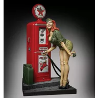 Royal Model Pin-up at the gas pump (75mm) (RM928)