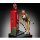 Royal Model Pin-up at the gas pump (75mm) (RM928)