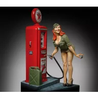 Royal Model Pin-up at the gas pump (75mm) (RM928)