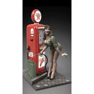 Royal Model Pin-up at the gas pump (75mm) (RM928)