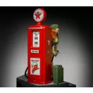 Royal Model Pin-up at the gas pump (75mm) (RM928)