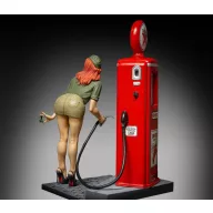 Royal Model Pin-up at the gas pump 1:35 (RM929)