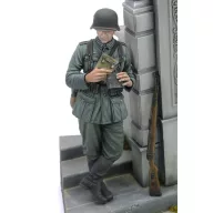 Royal Model German soldier eating - WWII (75 mm)  (RM958)