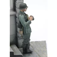 Royal Model German soldier eating - WWII (75 mm)  (RM958)