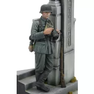 Royal Model German soldier eating - WWII (75 mm)  (RM958)