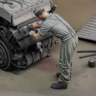 Royal Model German soldier at work - WWII 1:48 (RM973)