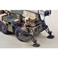   Trumpeter Russian 9P113 TEL w/9M21 Rocket of 9K52 Luna-M Short-range artillery rocket 1:35 (01025)